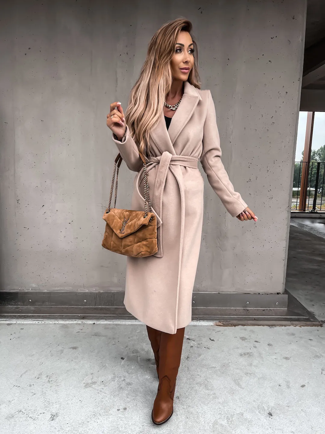 Anne – Fashionable Long Woolen Coat with Lace-Up