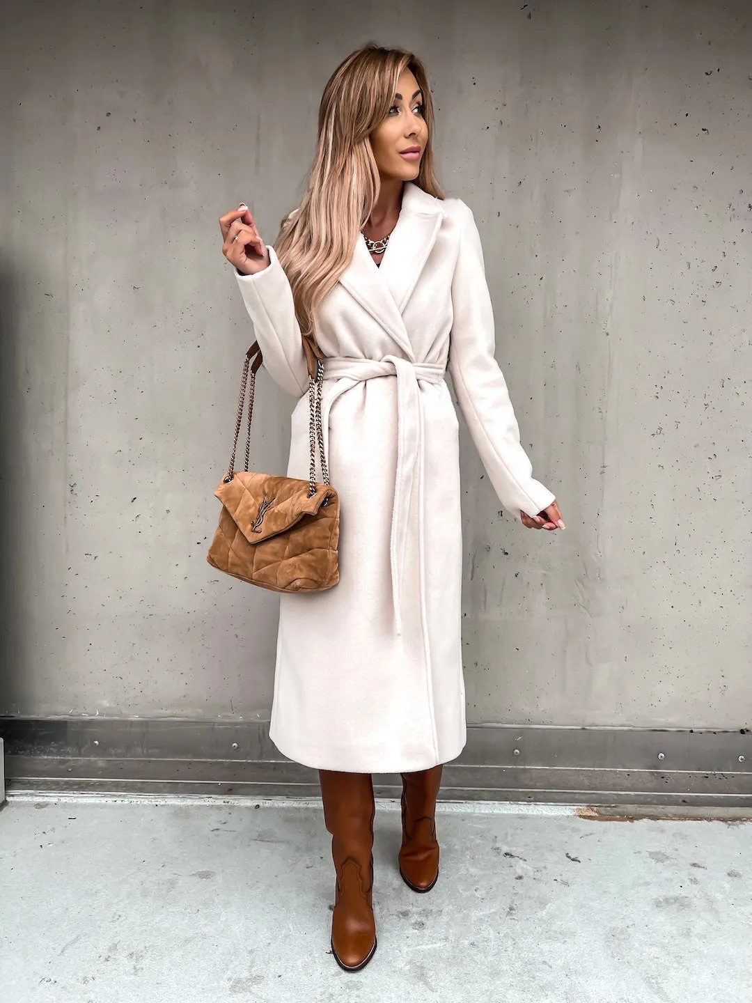 Anne – Fashionable Long Woolen Coat with Lace-Up