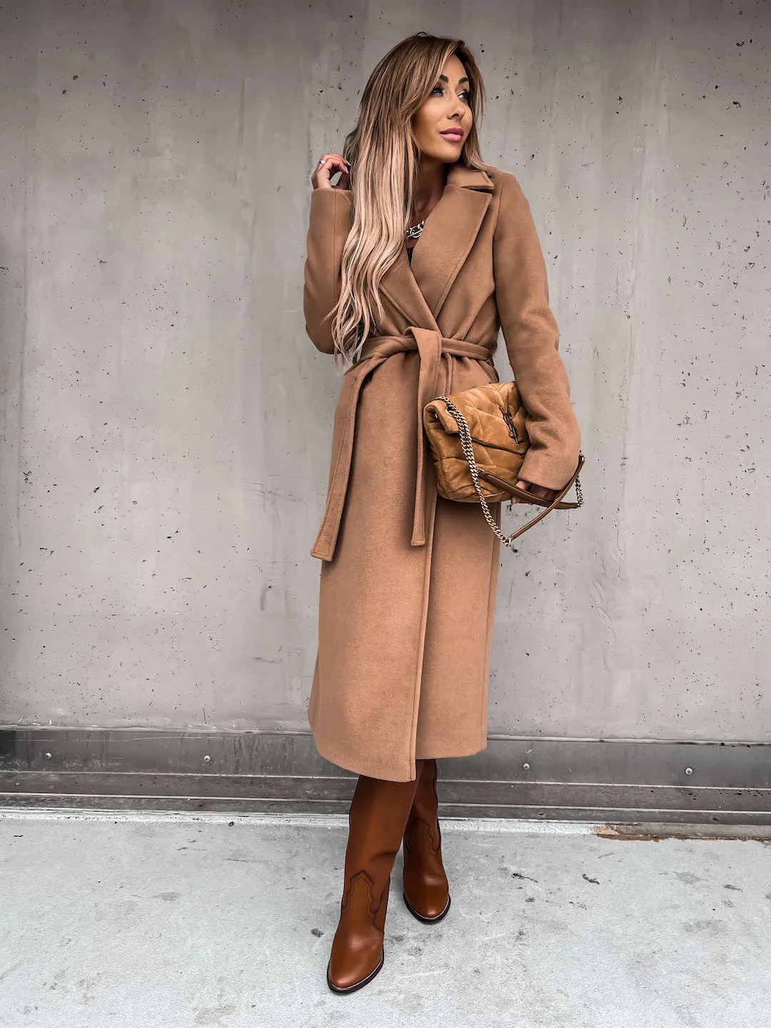 Anne – Fashionable Long Woolen Coat with Lace-Up