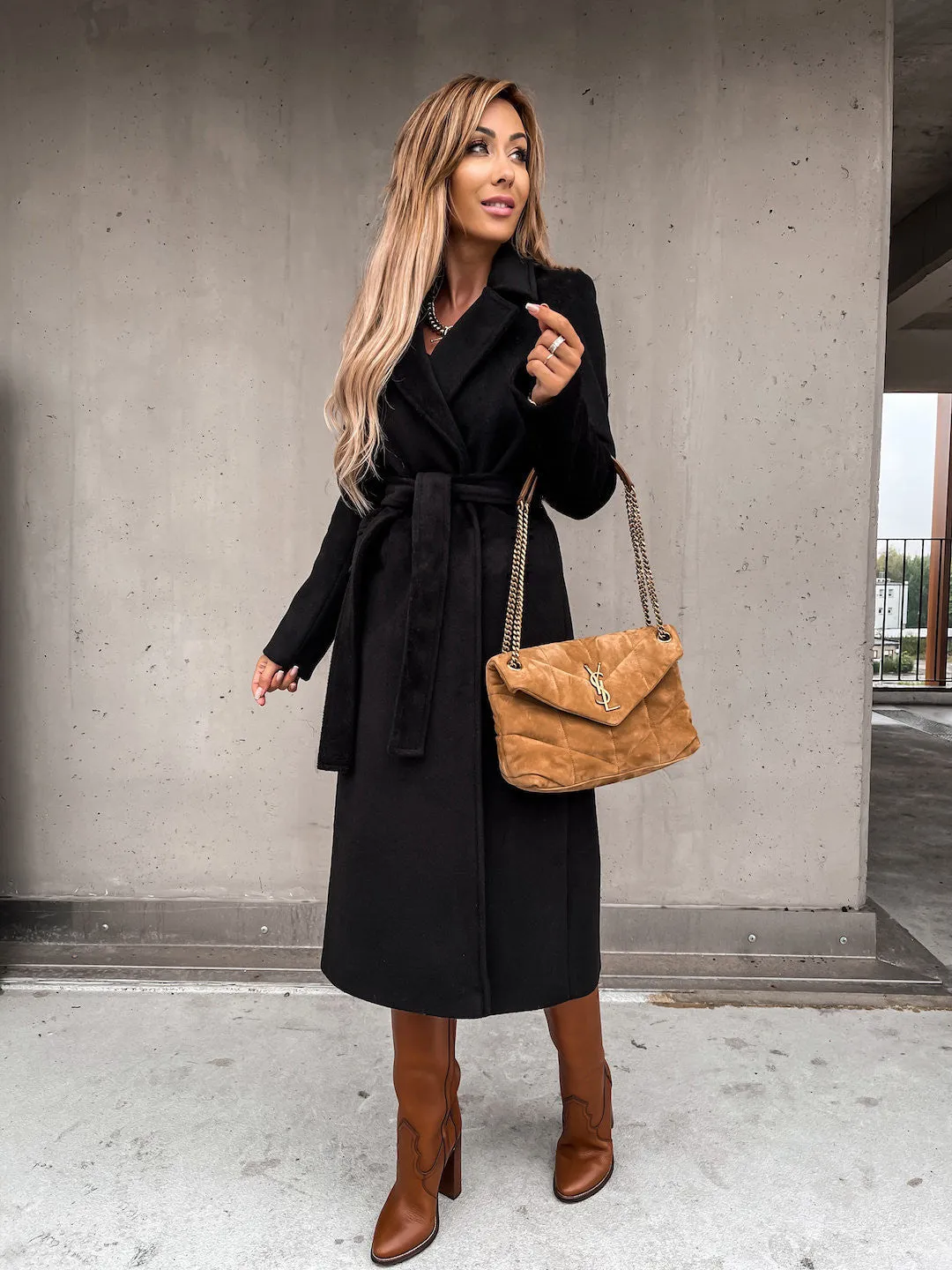 Anne – Fashionable Long Woolen Coat with Lace-Up